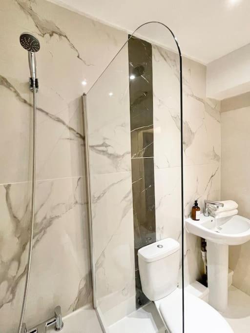 Spacious Flat Next To Earls Court Station *