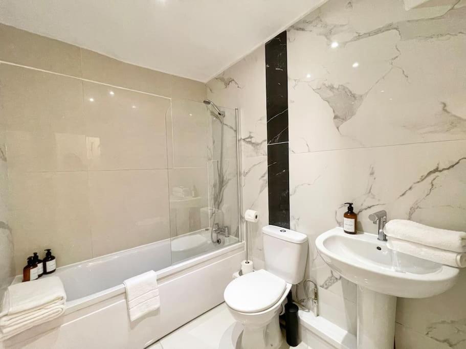 Spacious Flat Next To Earls Court Station Appartamento *