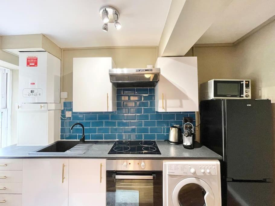 Spacious Flat Next To Earls Court Station *