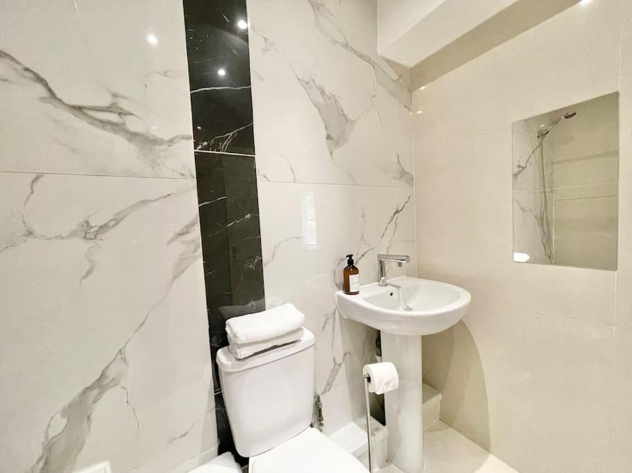 Spacious Flat Next To Earls Court Station Londra