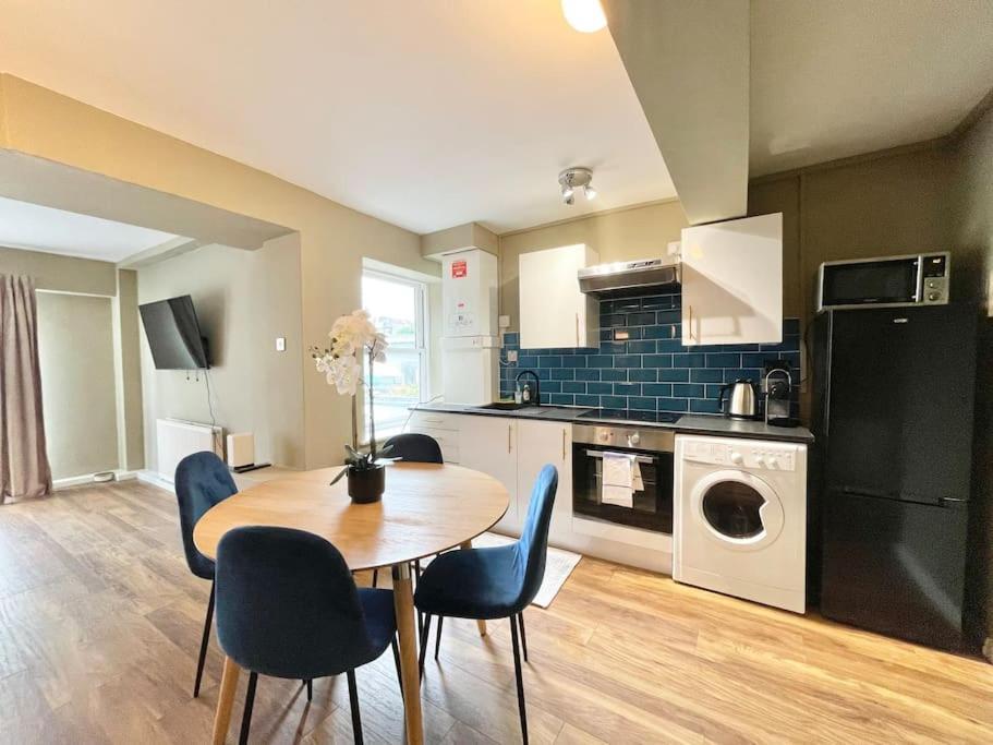 Spacious Flat Next To Earls Court Station Londra