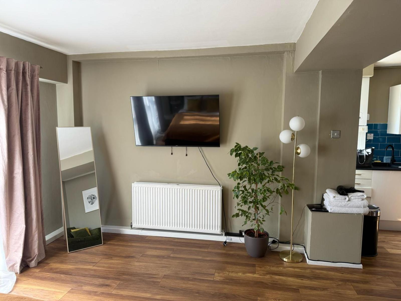 Spacious Flat Next To Earls Court Station Appartamento *